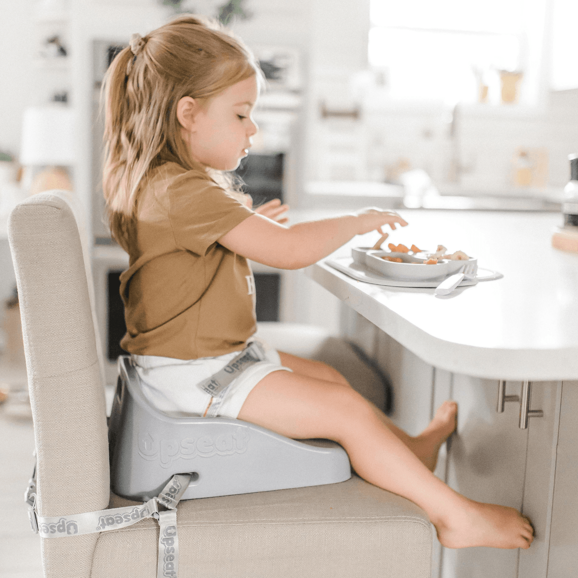 https://theupseat.com/cdn/shop/products/upseat-boost-ergonomic-toddler-booster-seat-665856.png?v=1704033353